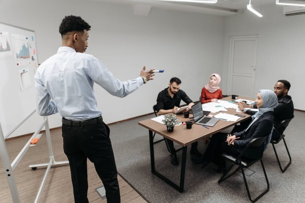 Homem praticando sua comunicação eficaz em uma reunião.