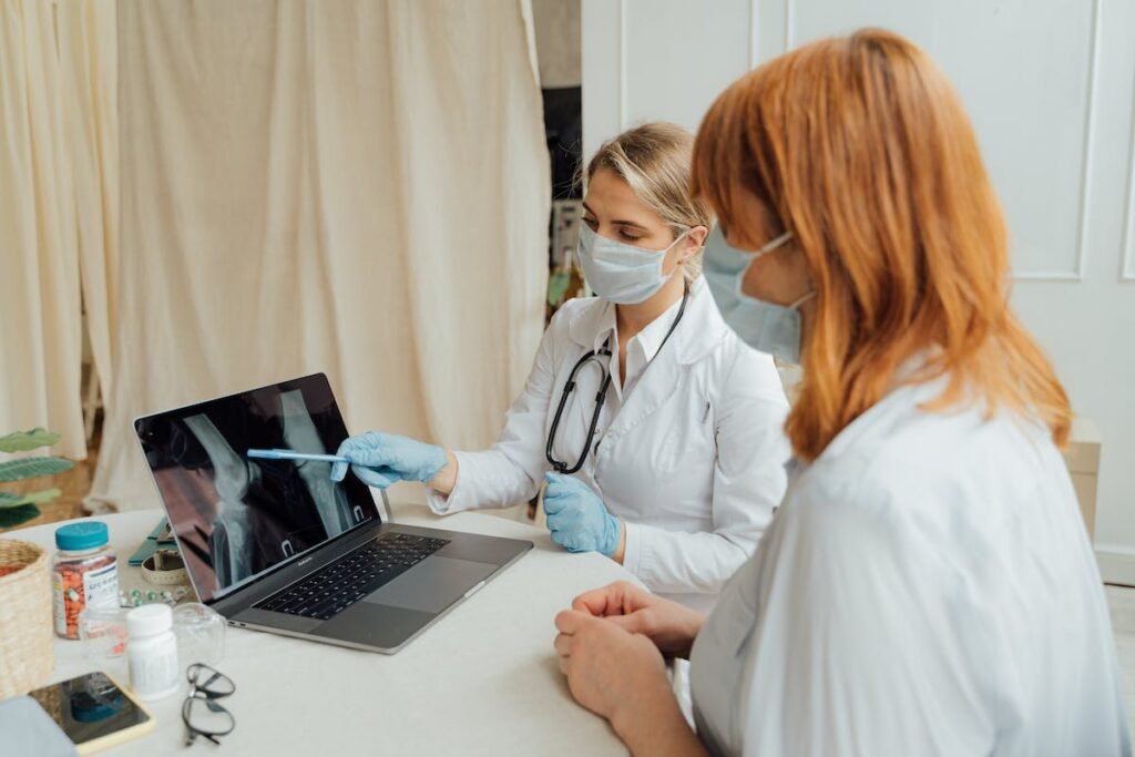 Médicas analisando raio x de um paciente para saber como está a saúde das articulações.