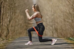 12 Exercícios com Faixa Elástica para um Treino Simples e Eficiente