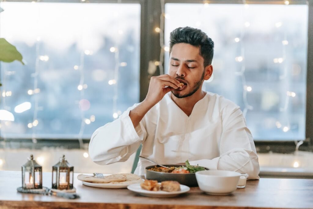 Homem tendo uma alimentação saudável em uma de suas viajens.