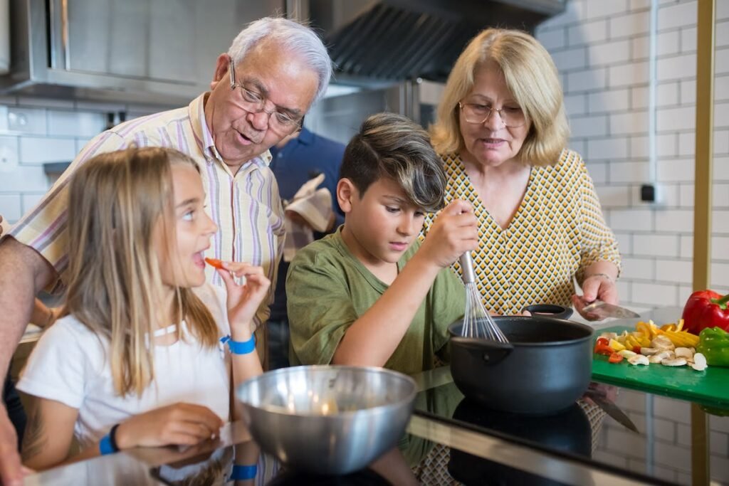 Família praticando desenvolvimento de habilidades sociais.