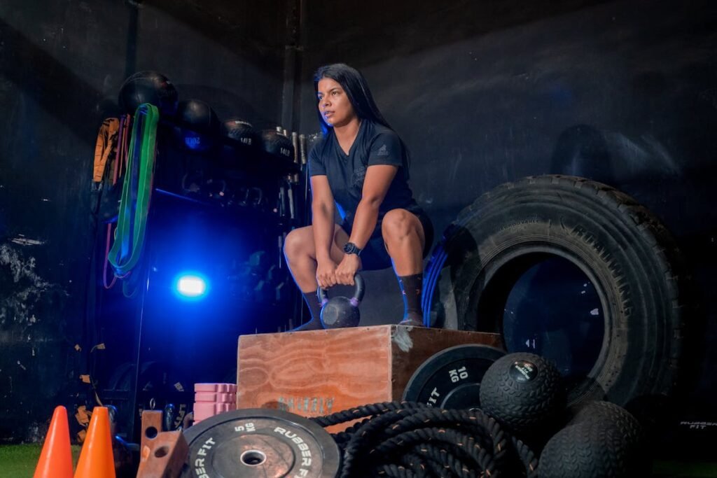 Mulher utilizando equipamentos de treinamento funcional