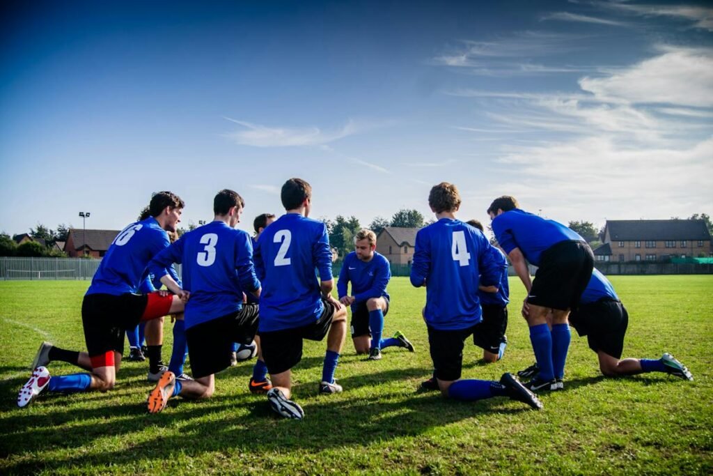 Homens jogando futebol, um dos melhores esportes em equipe para um vida sáudavel.