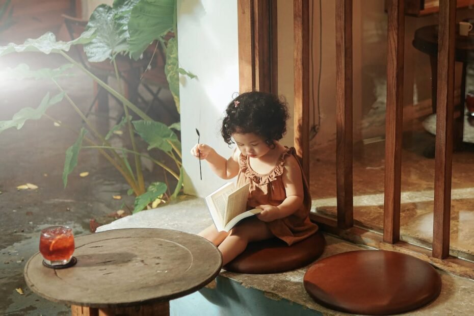 Criança praticando leitura e melhorando sua saúde infantil.