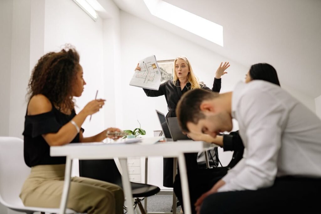 Equipe de uma empresa precisando de um treinamento de técnicas de resolução de conflitos no trabalho.