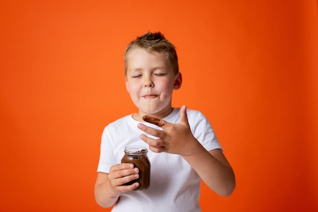 Menino tentando lutar conra o vício em açúcar